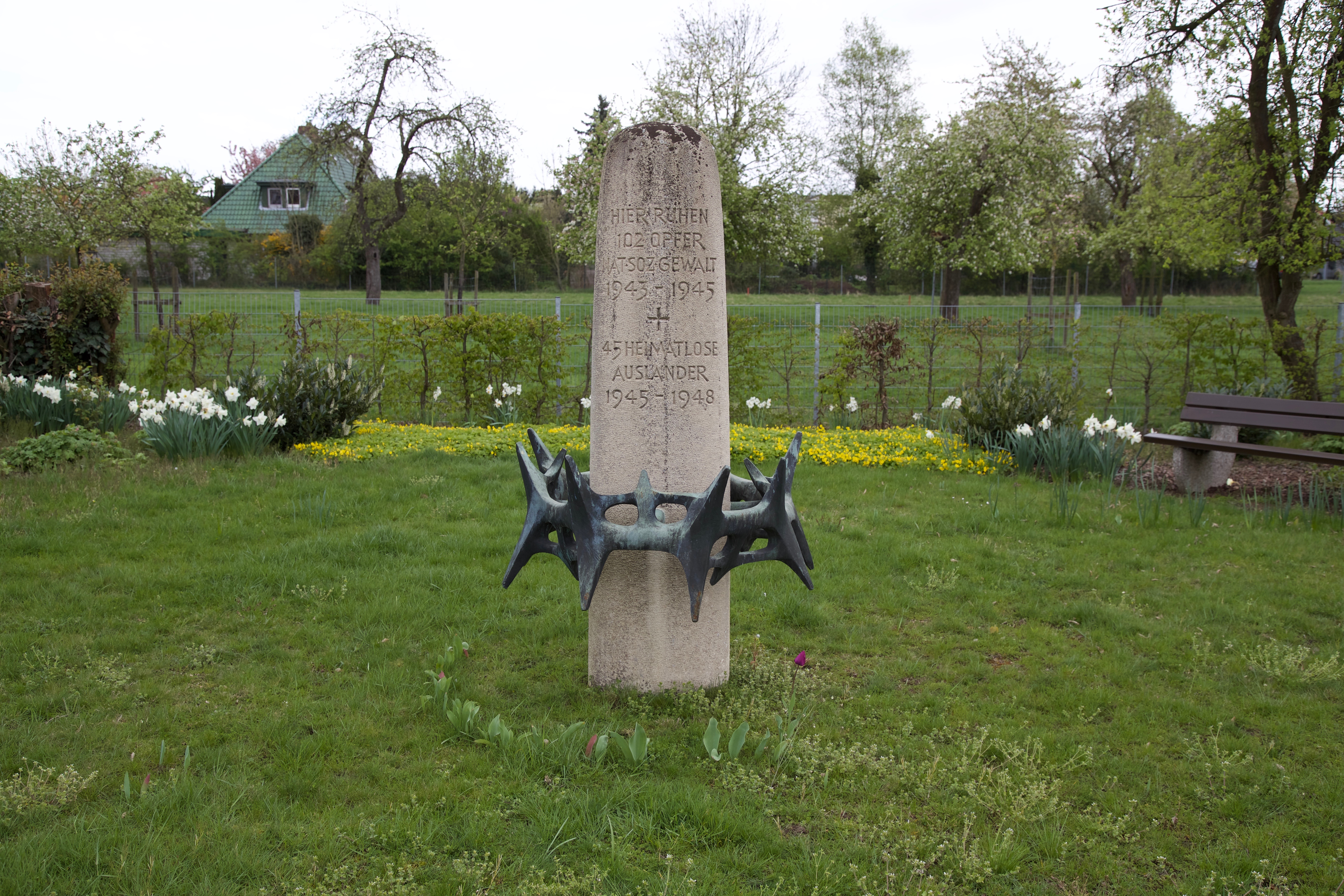 Gedenkstein auf dem Friedhof in Petersagen-Lahde, 2017.