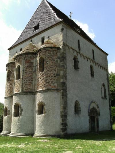 Dwupoziomowa kaplica Świętego Krzyża byłego zamku wzniesionego na wzgórzu w Landsbergu w latach 1156–1184 przez margrabiego łużyckiego Dytryka II, Landsberg (powiat Saale)