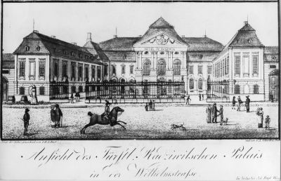 “Pałac Radziwiłłów” przy ulicy Wilhelmstrasse numer 77 (dzisiaj numer 93) (1736 - 1739 pod nadzorem Królewskiej Komisji Budowlanej jako Palais Schulenburg Pałac Schulenburga, od 1795 roku właścicielem jest rodzina Radziwiłłów, od roku 1875 przechodzi na własność Rzeszy Niemieckiej, od 1878 roku siedziba Kanclerza Rzeszy Niemieckiej)   Ryt F.A. Schmidta na podstwaie rysunku J.H.A. Forsta - około roku 1820