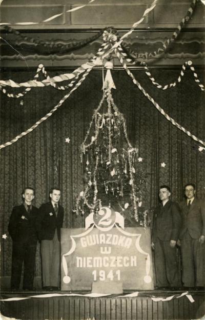 Czarnobiała-Fotografia z okazji Swiąt Bożego Narodzenia polskich robotników przymusowych w Niemczech (miejsce nieznane)