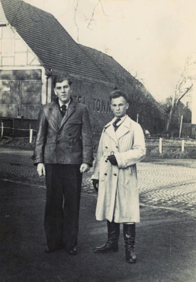 DPAC Lahde. The camp in Lahde. Two displaced persons posing for a souvenir photo in front of the “Hotel Tonne” (in the background). The hotel was the initial headquarters of the UNRRA teams 65 and 129.