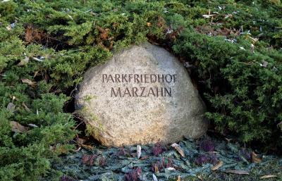 Kamień informacyjny "Parkfriedhof Marzahn" (Cmentarz Parkowy Marzahn) - Kamień informacyjny "Parkfriedhof Marzahn" (Cmentarz Parkowy Marzahn) 