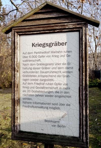 Infotafel über die Kriegsgräber - Infotafel über die Kriegsgräber auf dem Parkfriedhof Marzahn 