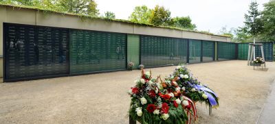 The memorial on the day of the ceremonial opening - The glass wall with the names of those who were murdered is the dominant element of the memorial. It forms an L shape which extends from the end of the urn field at the cemetery wall to the south-west boundary. 