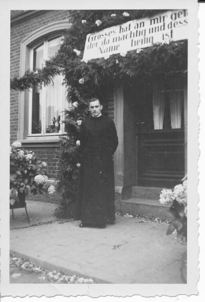 Hermann Scheipers 1937 r - Hermann Scheipers w Ochtrup przed wynajmowanym domem rodzinnym, 1937 r