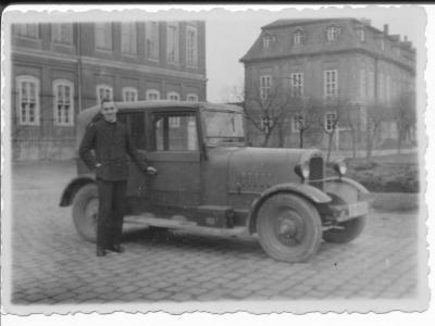 Z własnym samochodem - Hermann Scheipers z własnym samochodem marki Brennabor, 1937 r