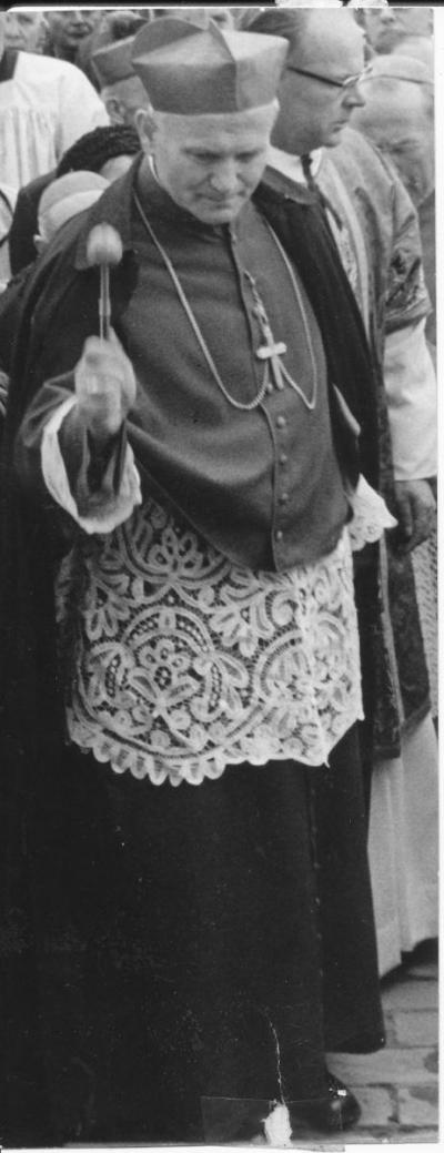 Arcybiskup krakowski  - Arcybiskup krakowski Karol Wojtyła podczas pogrzebu biskupa Trochty w Litomierzycach, 1974 r