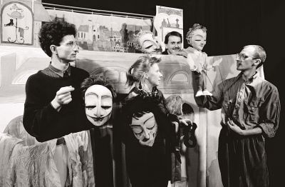 Aktorzy z maskami i lalkami  - Od lewej Andrzej Kowalik, Halina Tramba-Kowalik, Krzysztof Zastawny, Jacek Głaszcz 