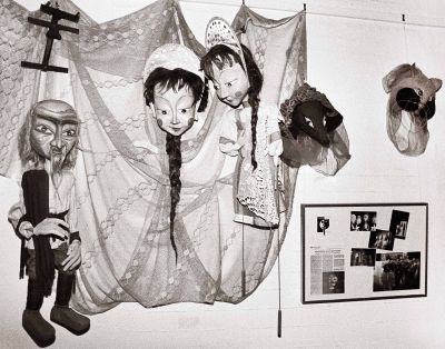 Lalki i maski na wystawie „Zuzug Nicht Gestattet“ - Polnische Kultur in Berlin Kreuzberg, 1991 