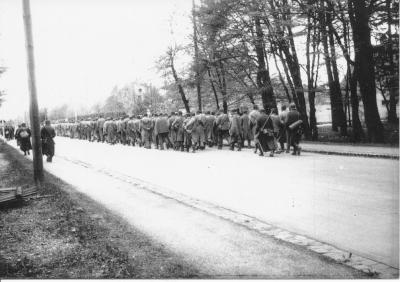 Marsz śmierci - Marsz śmierci po ewakuacji obozu koncentracyjnego w Dachau pod koniec kwietnia 1945 r. Na zdjęciu przemarsz przez Grünwald (na południe od Monachium). Fotografię zrobił ukradkiem mieszkaniec Grünwald