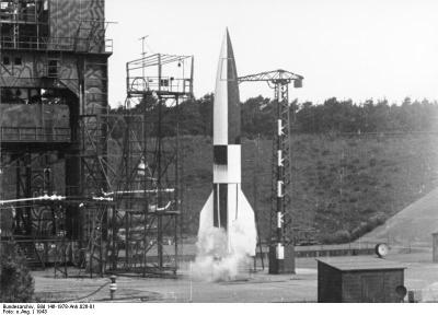 4. Przygotowania do (nieudanego) startu rakiety  - Rakieta V-2 podczas transportu, Peenemünde, czerwiec 1943 rok. 