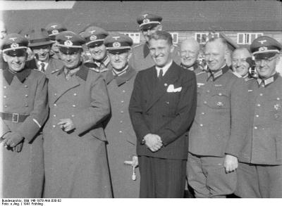 5. Wernher von Braun (w środku, w cywilnym ubraniu), konstruktor rakiet - Wernher von Braun, w otoczeniu wojskowych. Pierwszy z lewej Dr. Walter Dornberger, bliski współpracownik von Brauna, współtwórca rakiety V-2. 