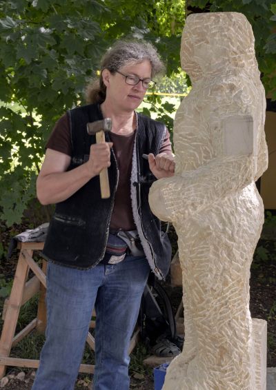 Roswitha Schaab - Studium der Bildhauerei an der Akademie der Künste Berlin (UdK). Sie lebt und arbeitet in Berlin. Ihre Lieblingsmaterialien sind Holz und Stein. 