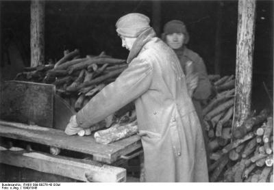 8. Robotnicy przy sortowaniu drewna - Robotnicy przy sortowaniu drewna. Peenemünde.