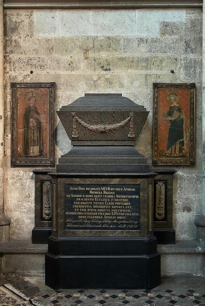 Grobowiec ścienny błogosławionej Rychezy, ok. 1820 r. - Drewniany sarkofag zdobiony klasycystycznymi festonami, portrety całopostaciowe biskupa Anno II (po lewej) i Rychezy (po prawej), olej na łupku, XIV w., kaplica św. Jana Chrzciciela, Katedra w Kolonii. 
