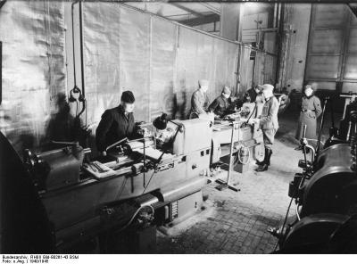 10. Niemieccy wojskowi doglądają robotników przymusowych  - Niemieccy wojskowi doglądają robotników przymusowych.