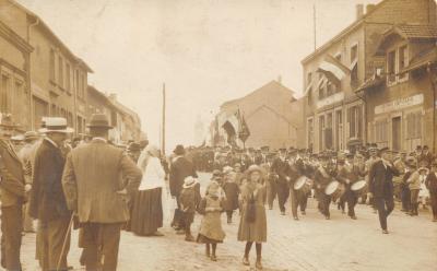 Abb. 11: Parade in Herne, Datum unbekannt - Parade im polnischen Viertel, Fotografie, Autor und Datum unbekannt 