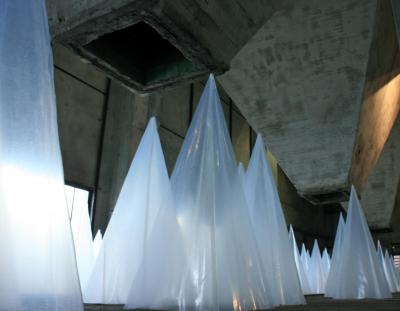 Abb. 11: Lichtatem, 2010 - Lichtatem, 2010. 250 Stück PVC-Folie, genäht, jeweils 50 x 50 x 110 cm, Zeche Zollverein, Essen (Europäische Kulturhauptstadt Ruhr) 