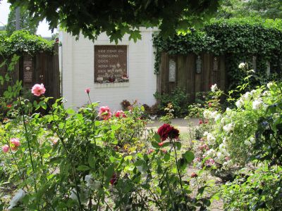 Abb. 12: Gedenktafel - Gedenktafel und Zaun mit den Granittafeln für die ermordeten Kinder. Rosengarten bei der Gedenkstätte Bullenhuser Damm, Hamburg