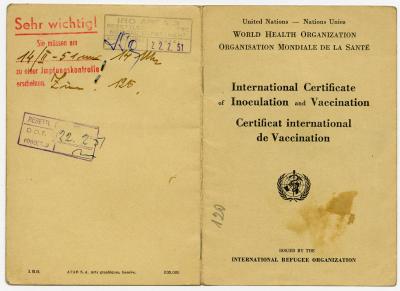 Dokument Nr. 130/1 - Internationales Impfbuch von Irma Topolnicka mit Lichtbild und Einträgen: Impfung gegen Pocken am 7.2.1951 in Schweinfurt.  