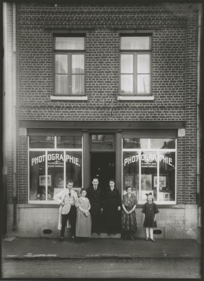 Zdj. nr 13: Rodzina Zgoreckich we Francji, lata 20. XX w. - Kasimir Zgorecki wraz z rodziną, fotografia, lata 20. XX w. 
