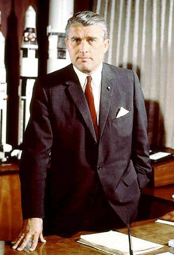 13. Wernher von Braun w swoim gabinecie w 1964 r. - Wernher von Braun w swoim gabinecie w Centrum Lotów Kosmicznych w Stanach Zjednoczonych, maj 1964 rok. 