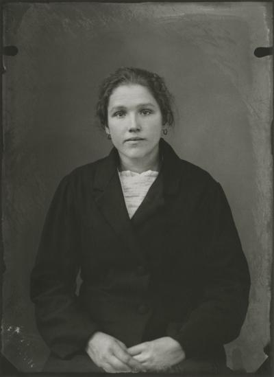 Zdj. nr 14: Portret kobiety, lata 20. XX w. - Portret młodej kobiety, fotografia, lata 20. XX w. 