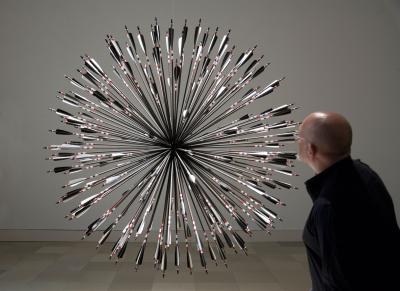 ill. 14: MORNING STAR, 2013 - MORNING STAR, 2013. A sculptural installation made out of arrows, Ø = 200 cm.