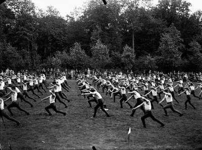 Zdj. nr 15: Ruch gimnastyczny, lata 30. XX w. - Zdjęcie drużyny „Sokoła”, fotografia, lata 30. XX w. 