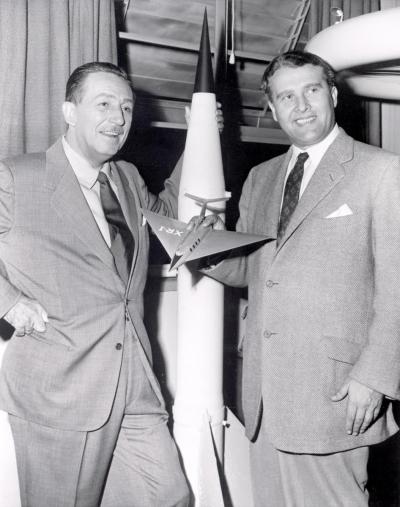 15. Wernher von Braun i Walt Disney - Wspólnie z Waltem Disneyem Wernher von Braun nakręcił w latach 50-tych trzy filmy edukacyjne o podboju kosmosu.