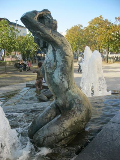 ill. 15b: Fountain on Franz-Neumann-Platz, 1984 - Fountain in the Berlin suburb of Reinickendorf (Detail).