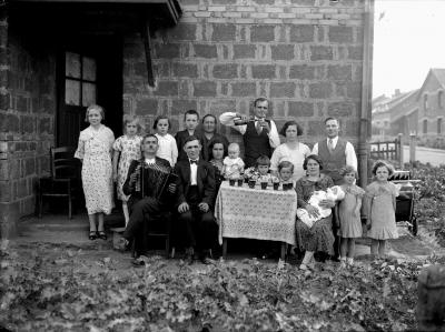 Zdj. nr 16: Uroczystość rodzinna, lata 30. XX w. - Zdjęcie z uroczystości rodzinnej, fotografia, lata 30. XX w. 