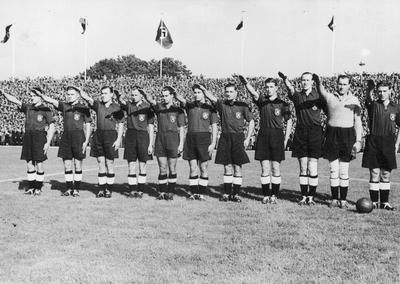 Drużyna Niemiec podczas wykonywania hymnu państwowego - Mecz towarzyski piłki nożnej Niemcy - Polska w Chemnitz 18 września 1938 roku. 