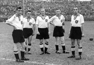Niemieccy zawodnicy Fritz Walter, August Klingler, Albert Sing, Ernest Wilimowski i Karl Decker - W meczu Niemiec z Rumunią 16 sierpnia 1942 roku w Bytomiu 