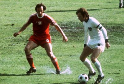 Franz Beckenbauer (r) im Spiel gegen Jan Domarski (Polen) - Fußball-Weltmeisterschaftsspiel Deutschland gegen Polen am 3. Juli 1974 