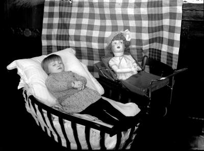Zdj. nr 20: Zdjęcie pośmiertne, lata 30. XX w. - Zdjęcie zmarłego dziecka, fotografia, lata 30. XX w. 