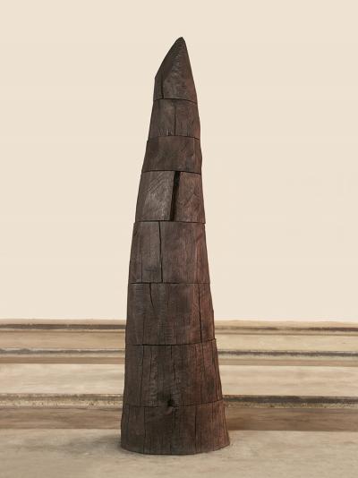 Zdj. nr 20: Bez tytułu, 2000 - Bez tytułu, 2000, zwęglone drewno dębowe, 220 x 60 x 58 cm, Sammlung de Weryha, Hamburg