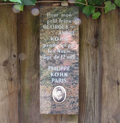 Abb. 21: Gedenktafel für Georges André Kohn - Gedenktafel für Georges André Kohn aus Paris, Rosengarten bei der Gedenkstätte Bullenhuser Damm, Hamburg