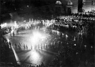 Staged book burning by the National Socialists on 10 May 1933 on Opernplatz (today: Bebelplatz) in Berlin. - Antoni Graf Sobański witnessed this event. His accounts expose the Nazi propaganda machinery. 