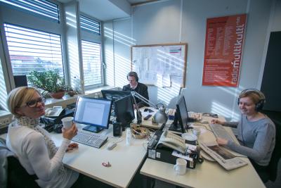 Redaktion von „COSMO Radio po polsku“  - Bei der Vorbereitung einer Sendung im Redaktionsraum. Von links: Monika Sędzierska, Tomasz Kycia, Monika Stefanek. Berlin, 2017 