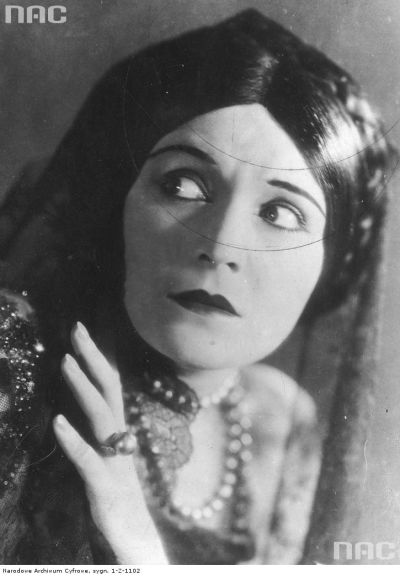 Portrait ca.1925 - Pola Negri, Polish theatre and movie actress, international silent movie star - Portrait ca.1925. 