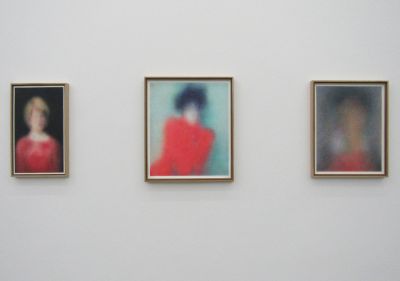 Abb. 25: Ausstellungsansicht - Von links: Portrait einer bekannten Dame, 2020; Bildnis des Tänzers Alexander Sacharoff, 2019; Spanierin (Frau vor grauem Hintergrund), 2021