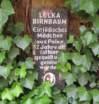 Abb. 27: Gedenktafel für Lelka Birnbaum - Gedenktafel für Lelka Birnbaum aus Polen, Rosengarten bei der Gedenkstätte Bullenhuser Damm, Hamburg