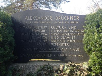 Das Ehrengrab Aleksander Brückners - Tempelhofer Parkfriedhof. Im Jahr 2023 wurden seine sterblichen Überreste exhumiert und auf dem Rakowicki-Friedhof in Krakau beigesetzt 
