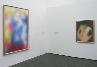 Abb. 28: Ausstellungsansicht - Von links: Der Turm der blauen Pferde, 2016 (nach Marc); Liebespaar, 2021 (nach Mueller)