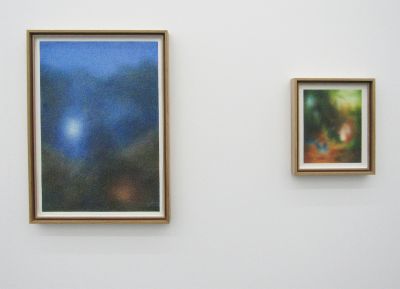 Abb. 29: Ausstellungsansicht - Von links: Waldinneres bei Mondschein, 2019 (nach Friedrich); Der Schmetterlingsfänger, 2021 (nach Spitzweg)