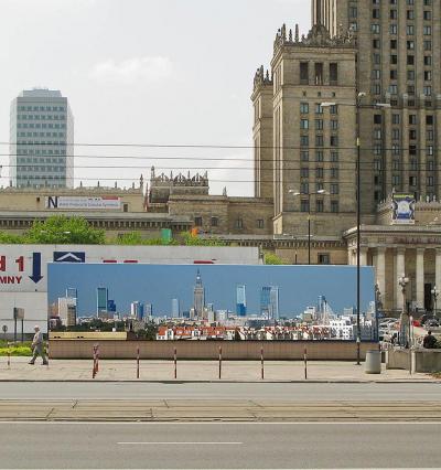 Warschau, Urban Panorama I - Fotografie dokumentalne z cyklu „Urban Panorama“ zainstalowane przy stacji warszawskiego metra „Centrum“ przed Pałacem Kultury i Nauki. Urban Panorama I, 2007/2008, 500 x 1800 cm.