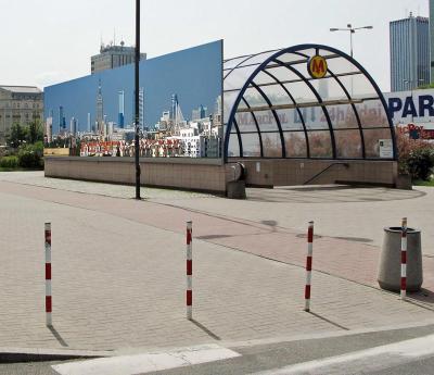 Warschau, Urban Panorama II - Fotografie dokumentalne z cyklu „Urban Panorama“ zainstalowane przy stacji warszawskiego metra „Centrum“ przed Pałacem Kultury i Nauki. Urban Panorama II, 2007/2008, 500 x 1800 cm.
