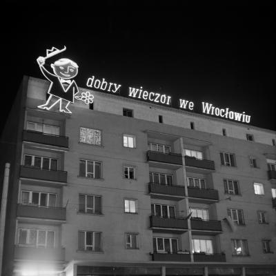 Budynek mieszkalno-usługowy przy ul. Piłsudskiego we Wrocławiu, 1965 r. - Budynek mieszkalno-usługowy przy ul. Piłsudskiego we Wrocławiu, 1965 r.