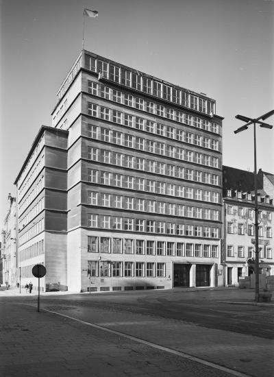 High-rise building of the Sparkasse on the Market Square in Wrocław, 1988 - High-rise building of the Sparkasse on the Market Square in Wrocław, 1988.